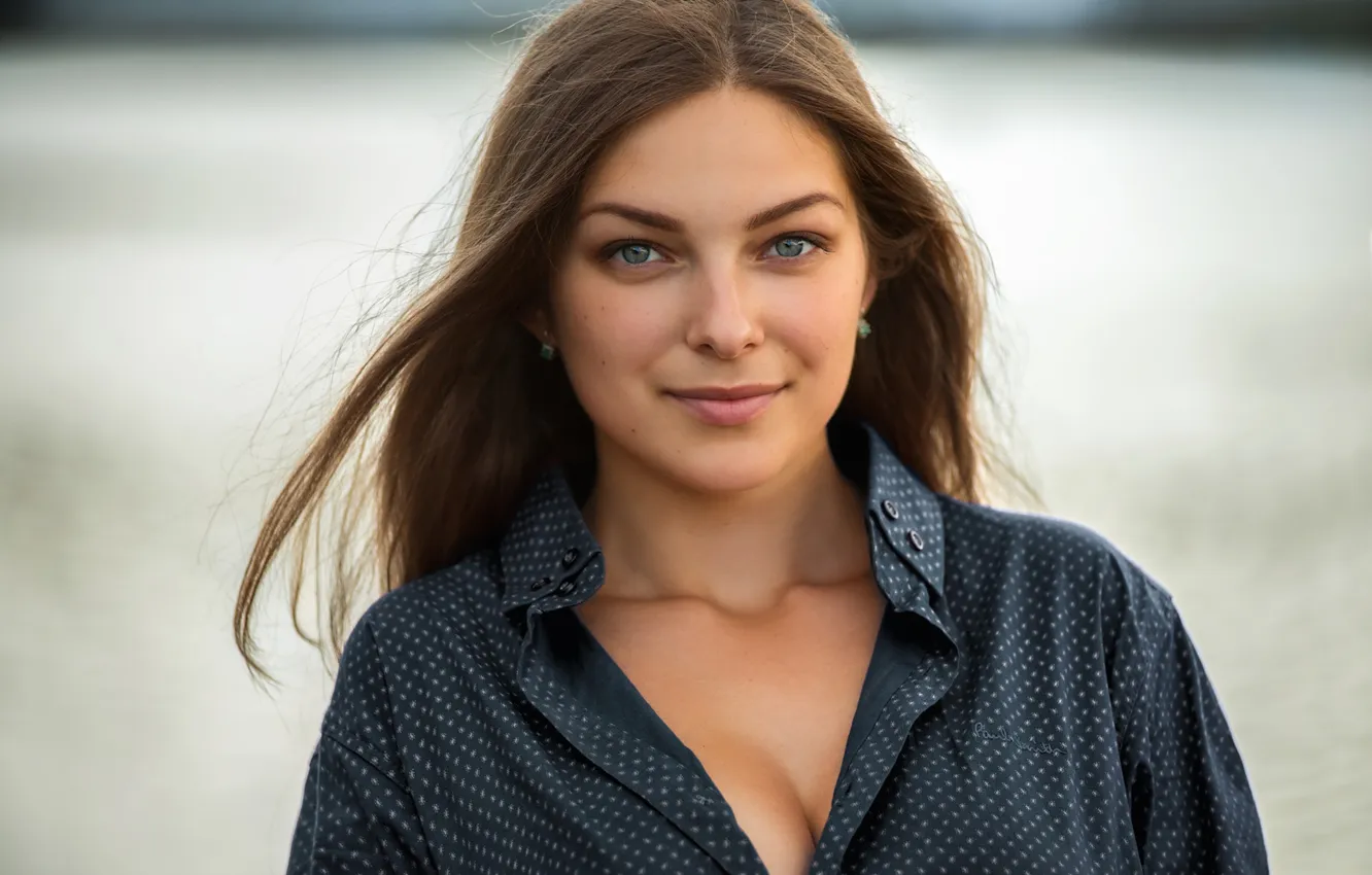 Фото обои грудь, девушка, лицо, улыбка, портрет, рубашка, шатенка, Dasha