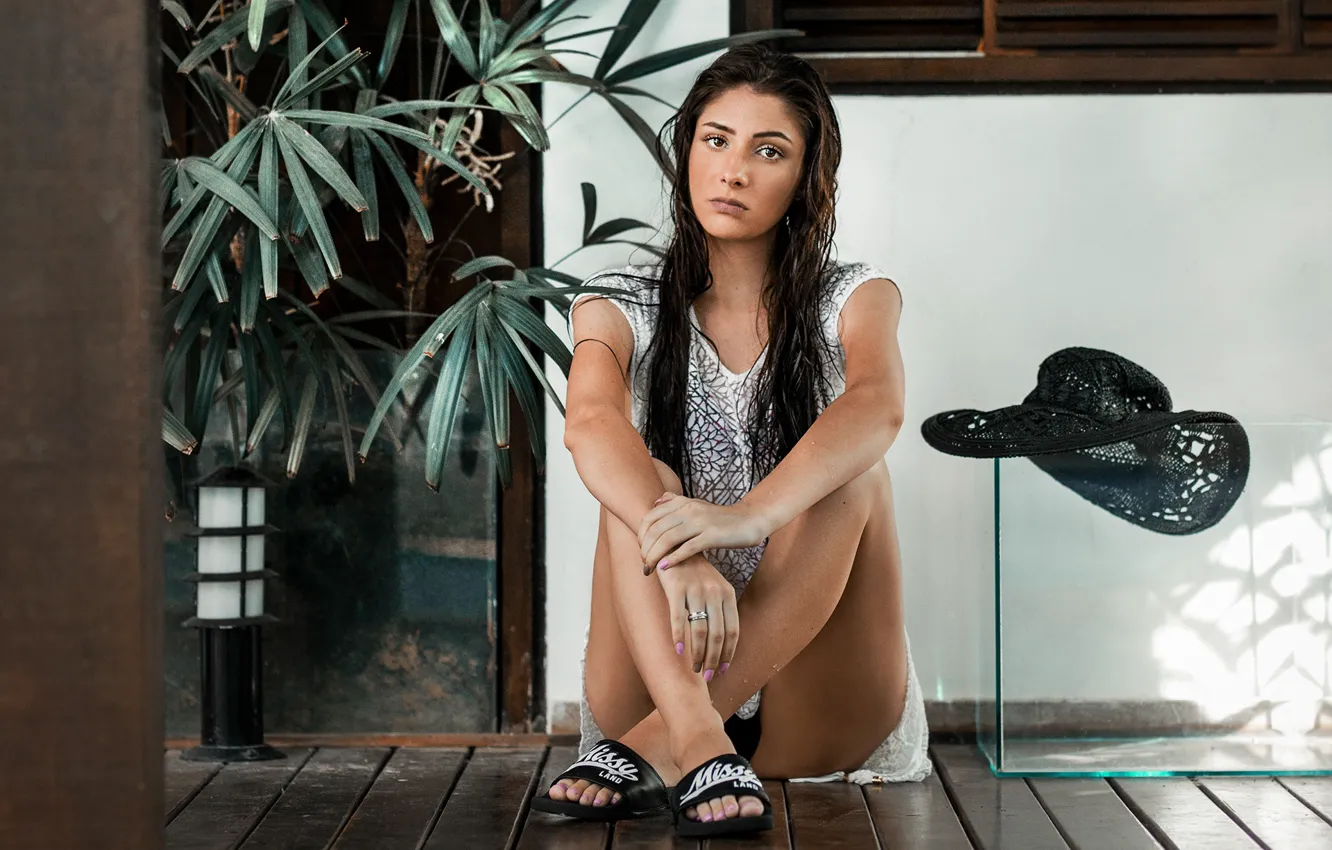 Фото обои girl, legs, eyes, smile, beautiful, model, lips, face