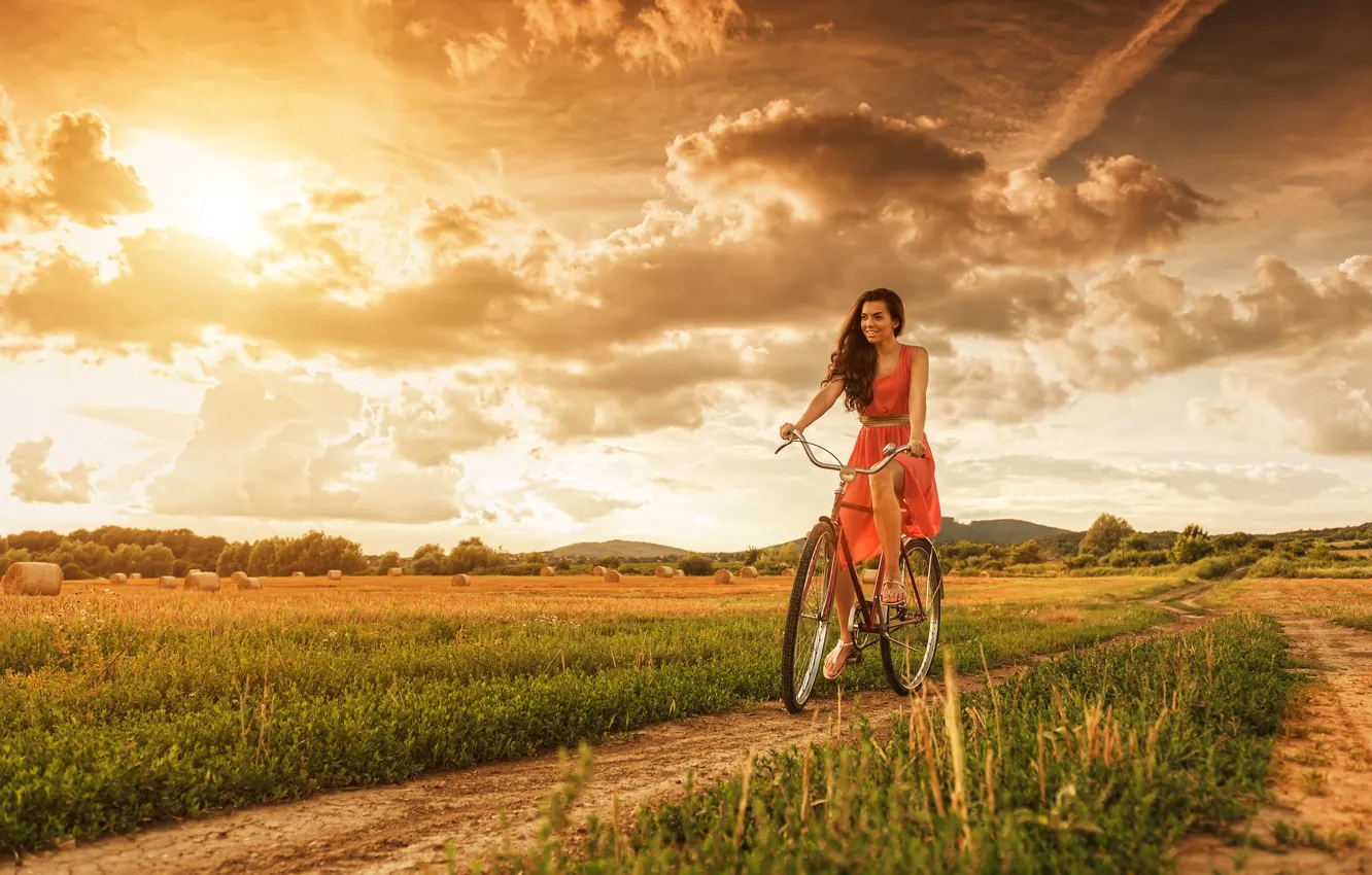 Фото обои дорога, поле, небо, девушка, облака, велосипед, сено, прогулка