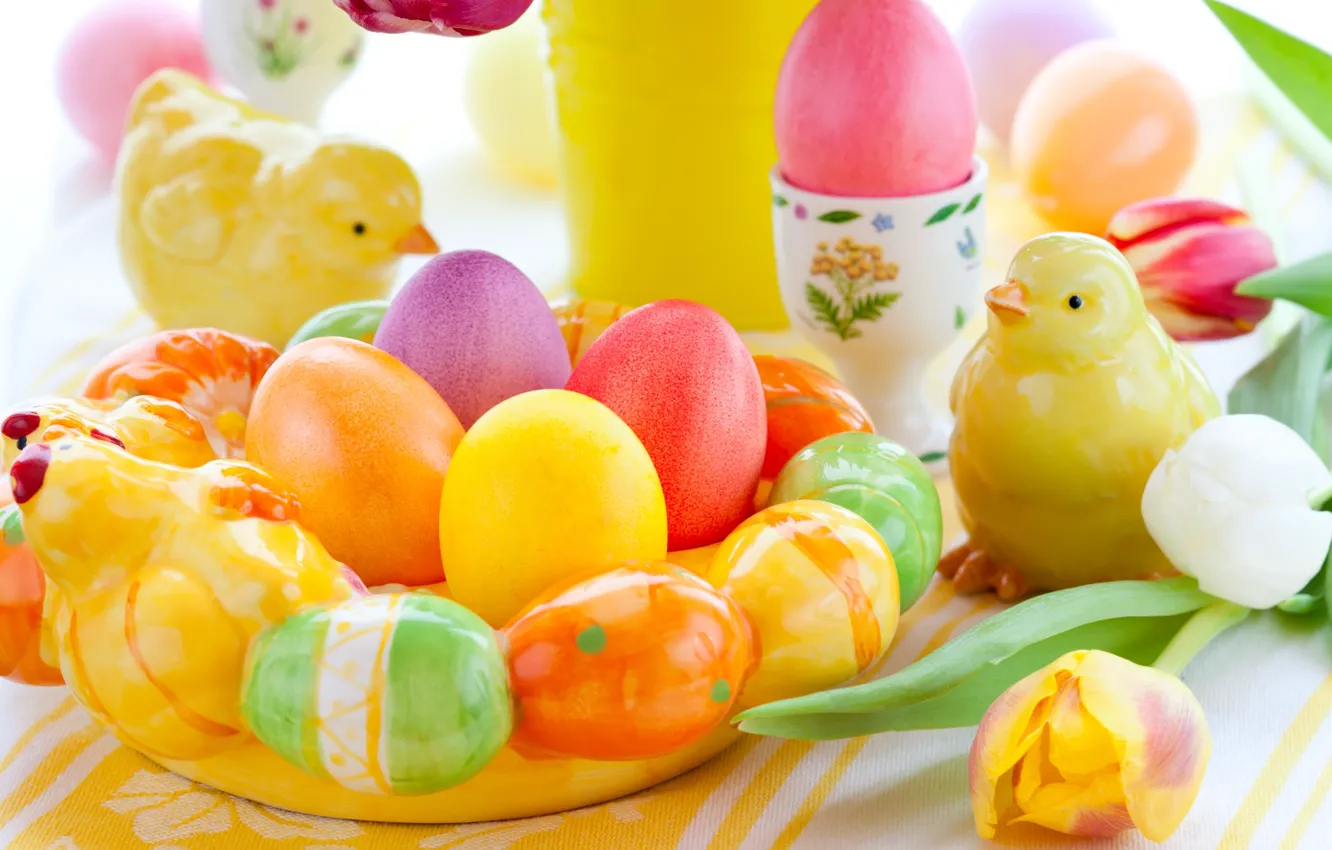 Фото обои праздник, цыплята, яйца, весна, Пасха, тюльпаны, фигурки, Easter