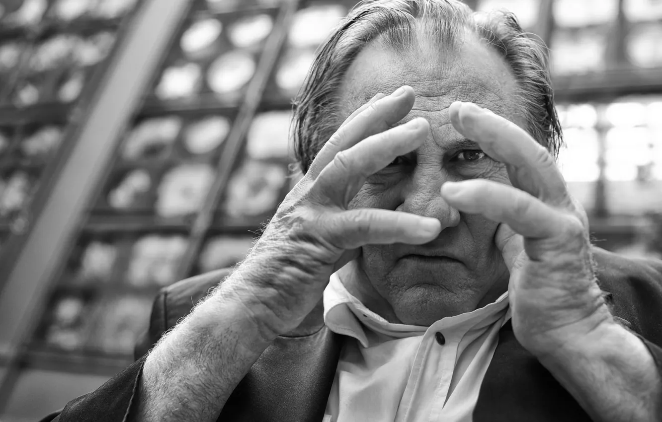 Фото обои взгляд, портрет, руки, чёрно-белая, монохром, Жерар Депардьё, Gérard Depardieu