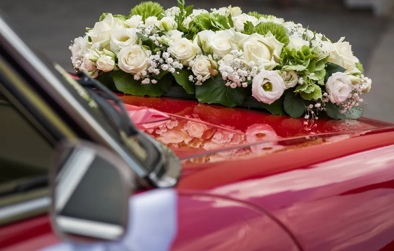 Фото обои белые розы, красная машина, свадебный букет