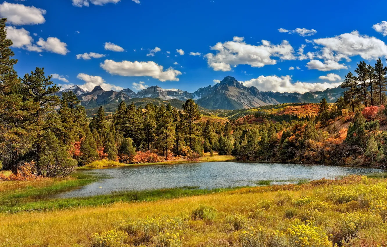 Фото обои осень, трава, облака, деревья, горы, озеро, солнечно