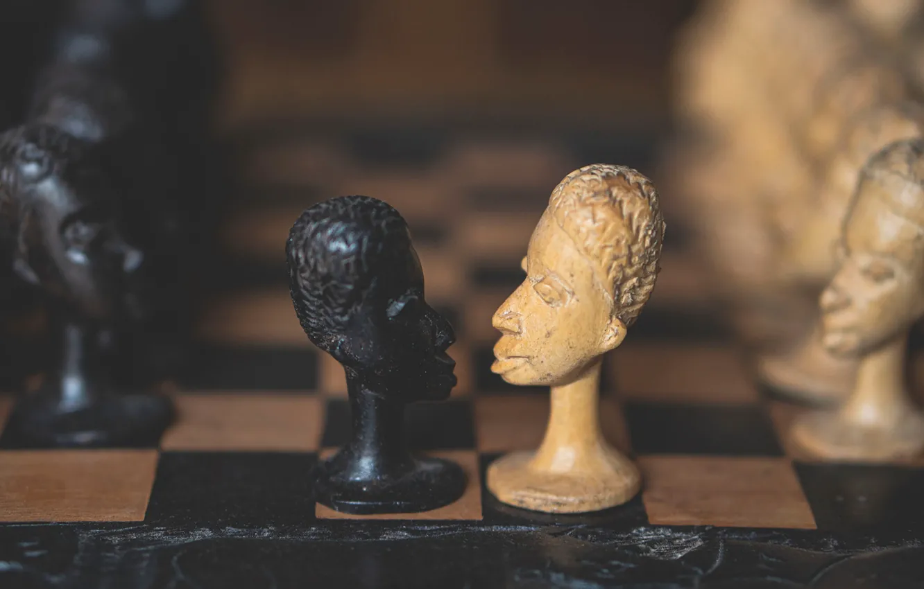 Фото обои человечки, шахматы, лица, белые, фигурки, шахматная доска, черные, боке