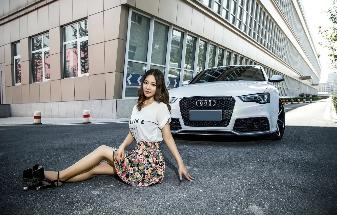 Фото обои взгляд, Audi, Девушки, прическа, азиатка, красивая девушка, белый авто, сидит над машиной