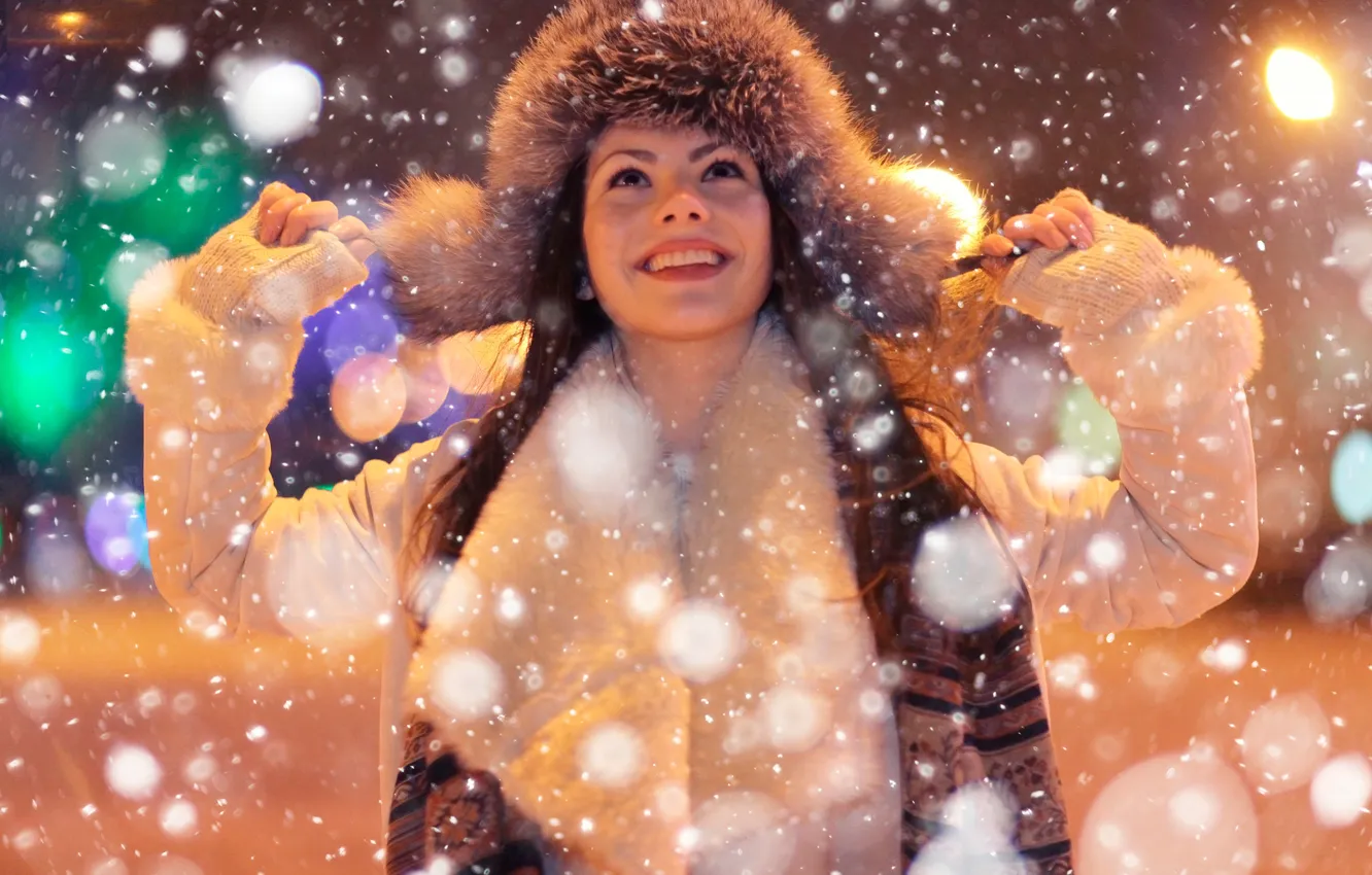Фото обои зима, девушка, снег, радость, снежинки, ночь, огни, улыбка