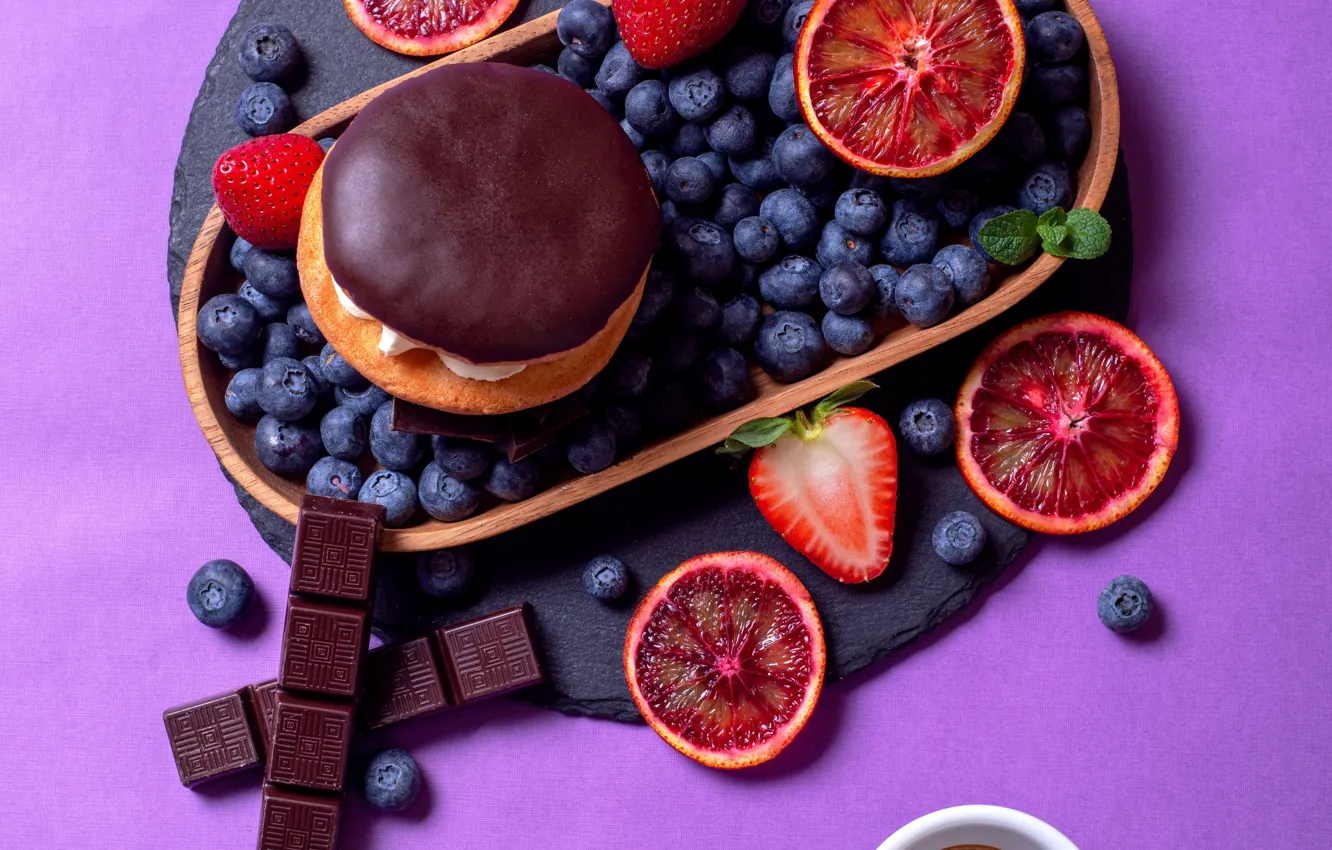 Фото обои ягоды, фон, шоколад, клубника, кружка, чашка, пирожное, грейпфрут