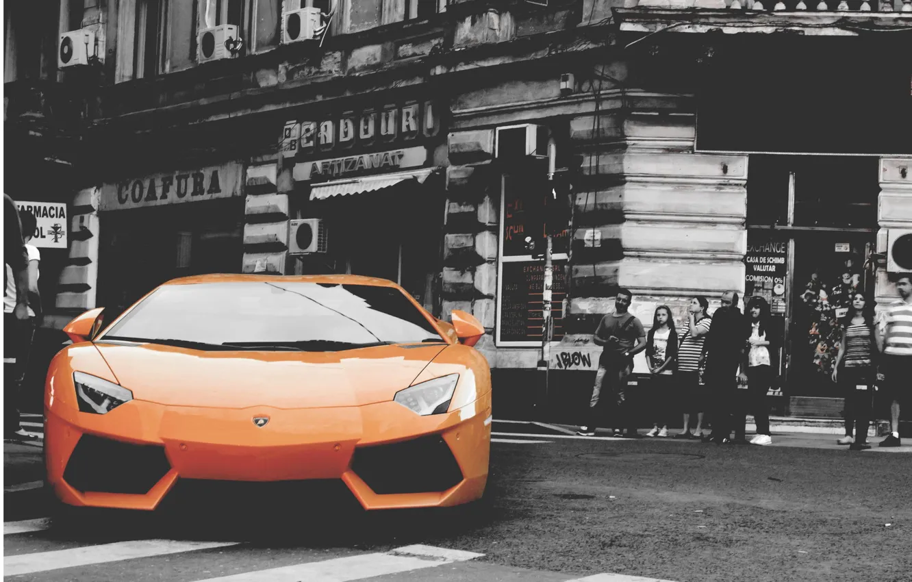 Фото обои улица, здания, Lamborghini, Авентадор, Adventdaor