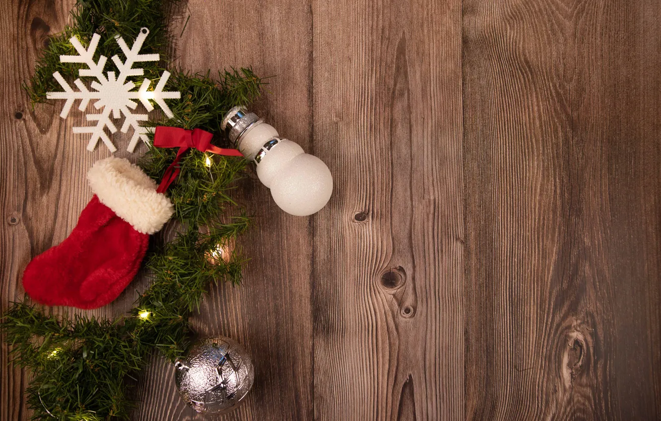 Фото обои праздник, доски, носок, шарик, Рождество, Новый год, снеговик, гирлянда