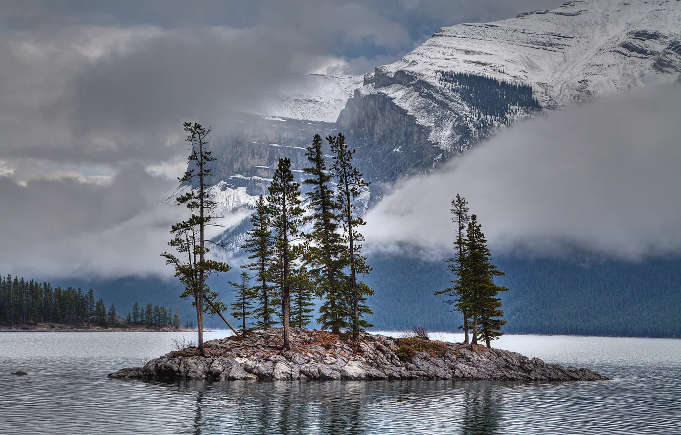 Фото обои облака, снег, деревья, горы, озеро, остров