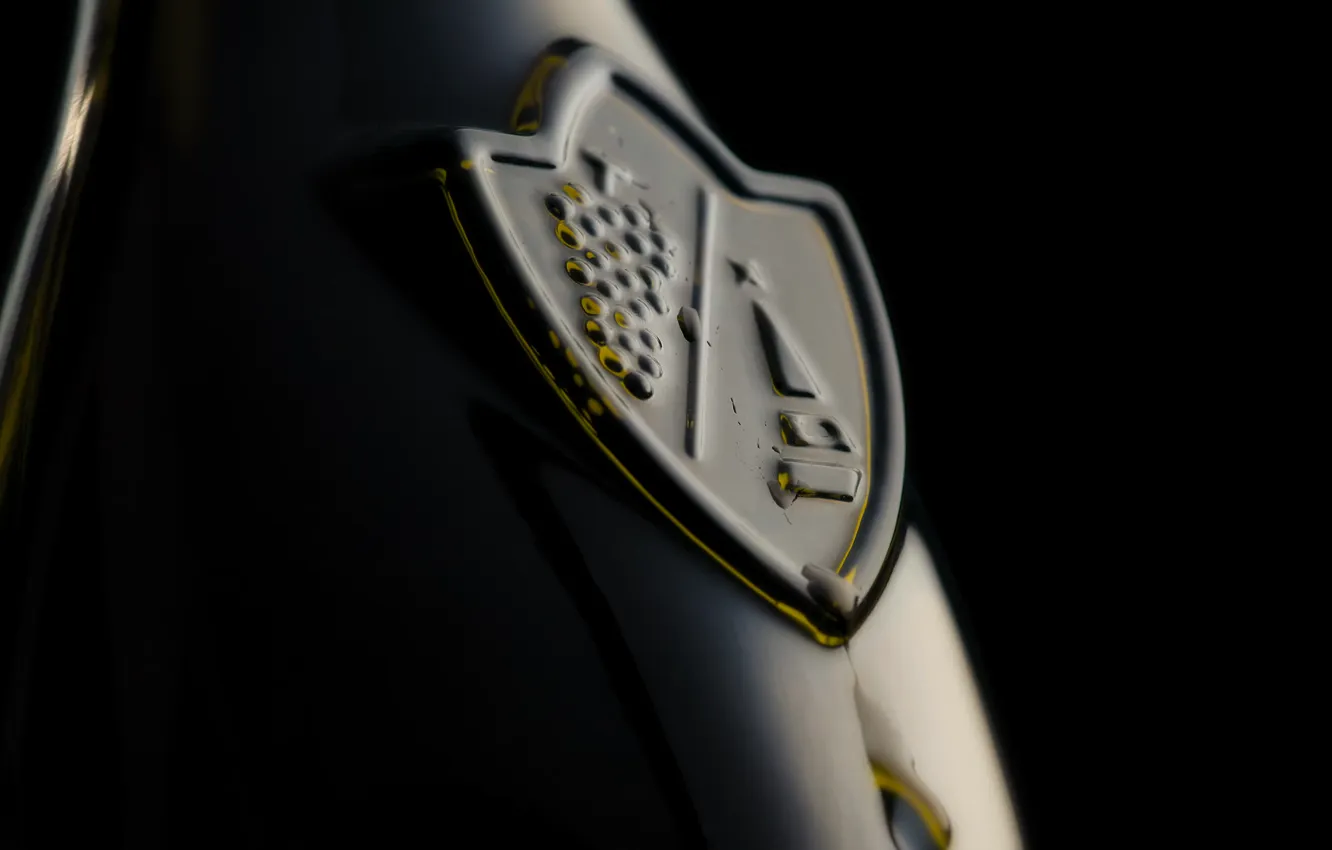 Фото обои emblem, black background, bottle