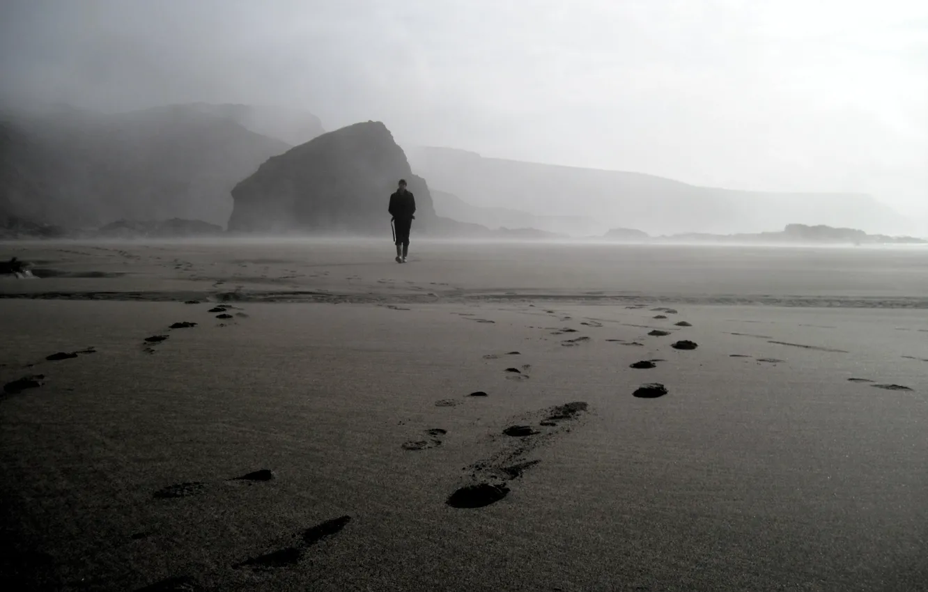 Фото обои пляж, туман, камень, мужчина