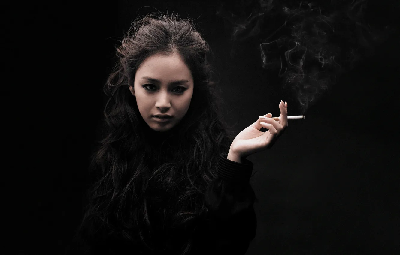 Фото обои рука, Азиатка, сигарета, черный фон