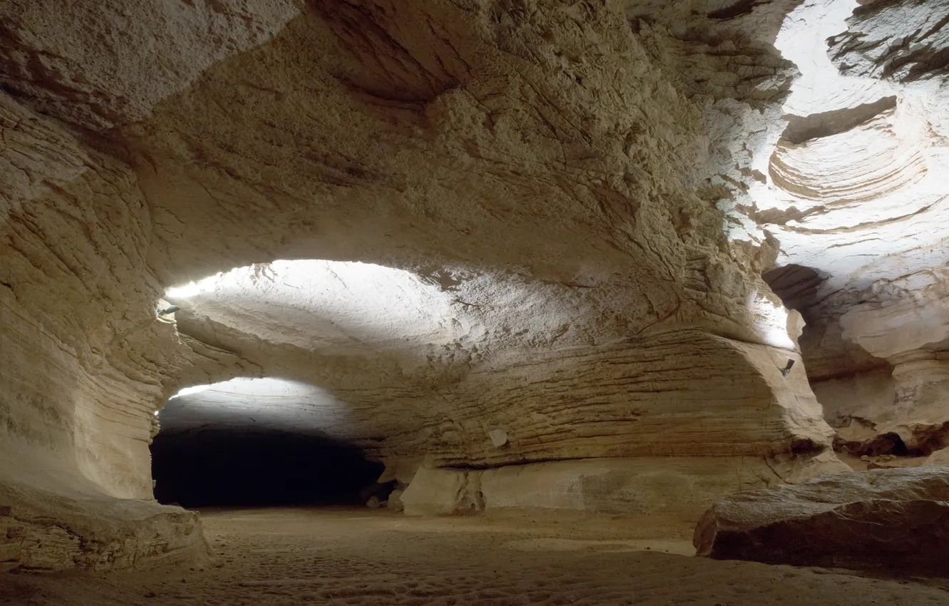 Фото обои longhorn, dark, light, deep, landscape, cave, grotto, mysterious