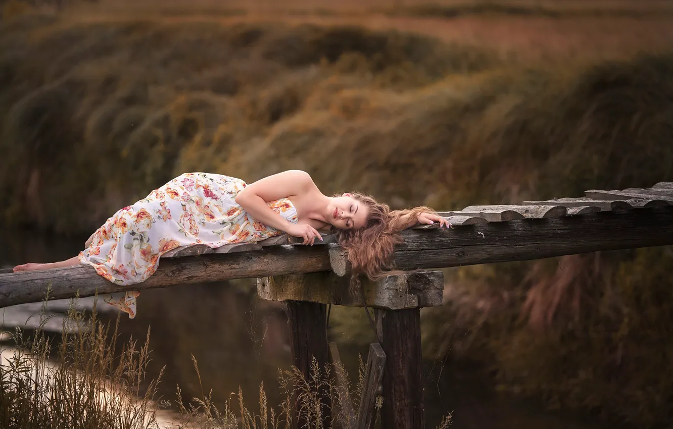 Фото обои девушка, река, настроение, ситуация, лежит, мостик, Finus, Robert Wypiór