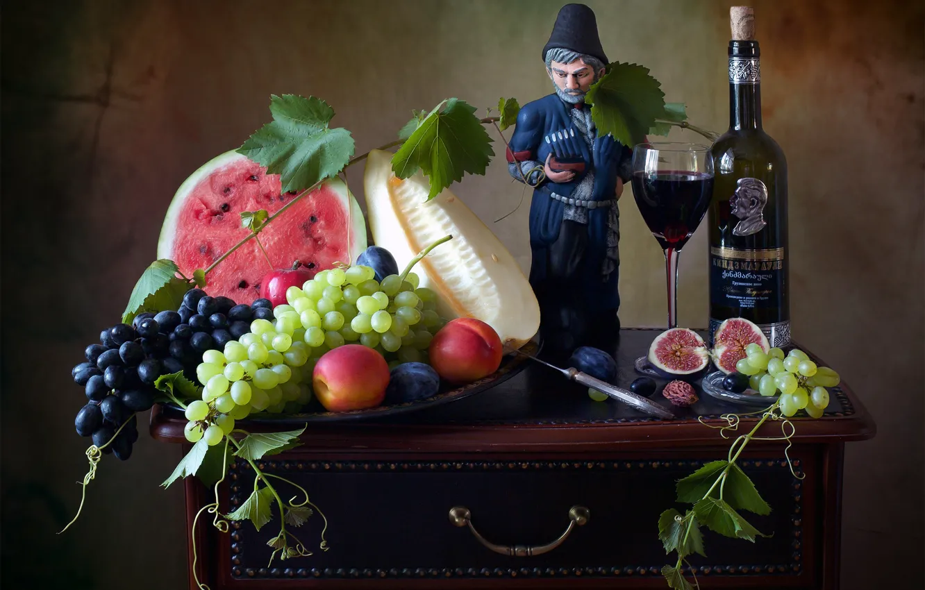 Фото обои вино, бокал, бутылка, арбуз, виноград, статуэтка, фрукты, натюрморт