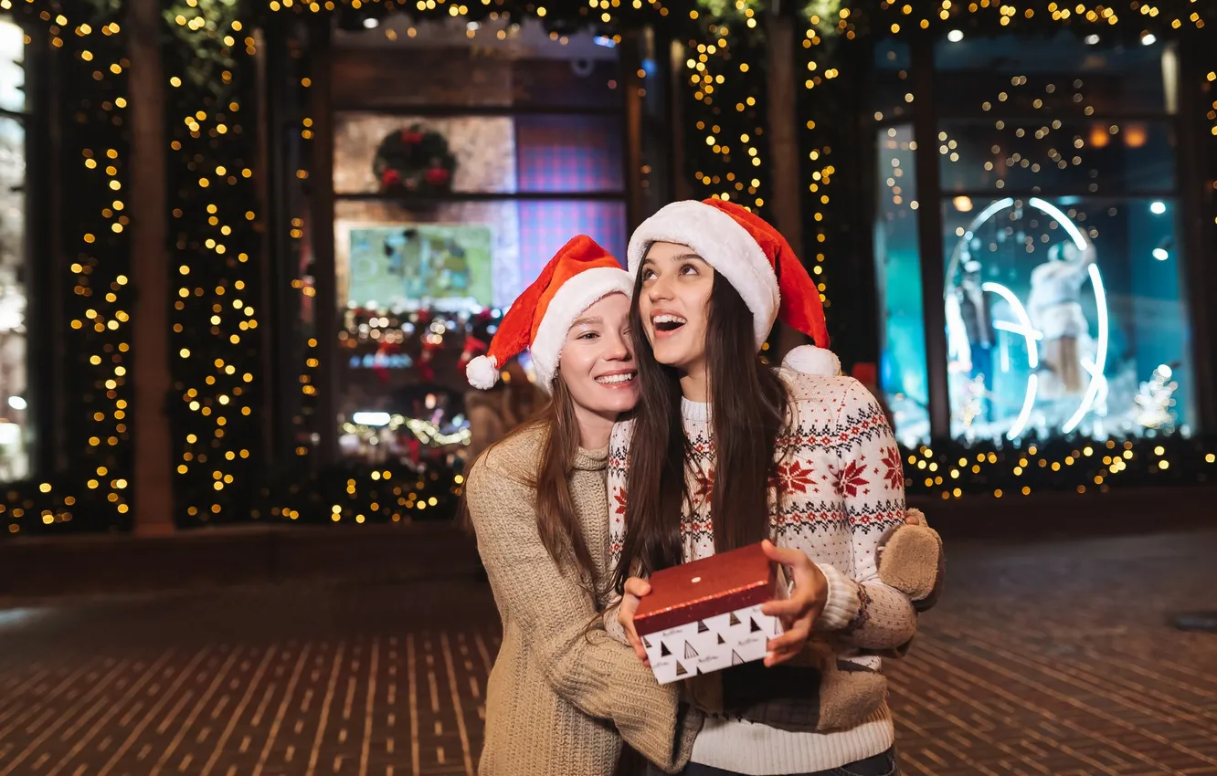 Фото обои christmas, happy, young, cute, friends, smiling, eve, portrait