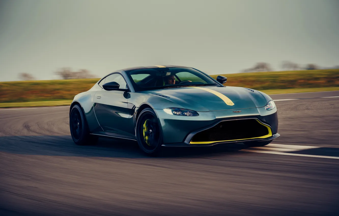 Фото обои движение, Aston Martin, купе, трасса, Vantage, МКПП, AMR, 2019