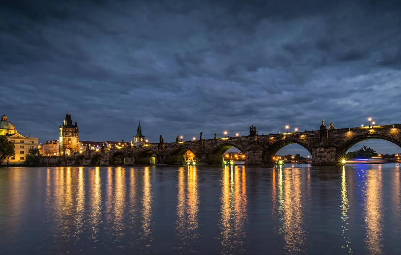 Фото обои небо, свет, город, огни, отражение, река, вечер, Прага