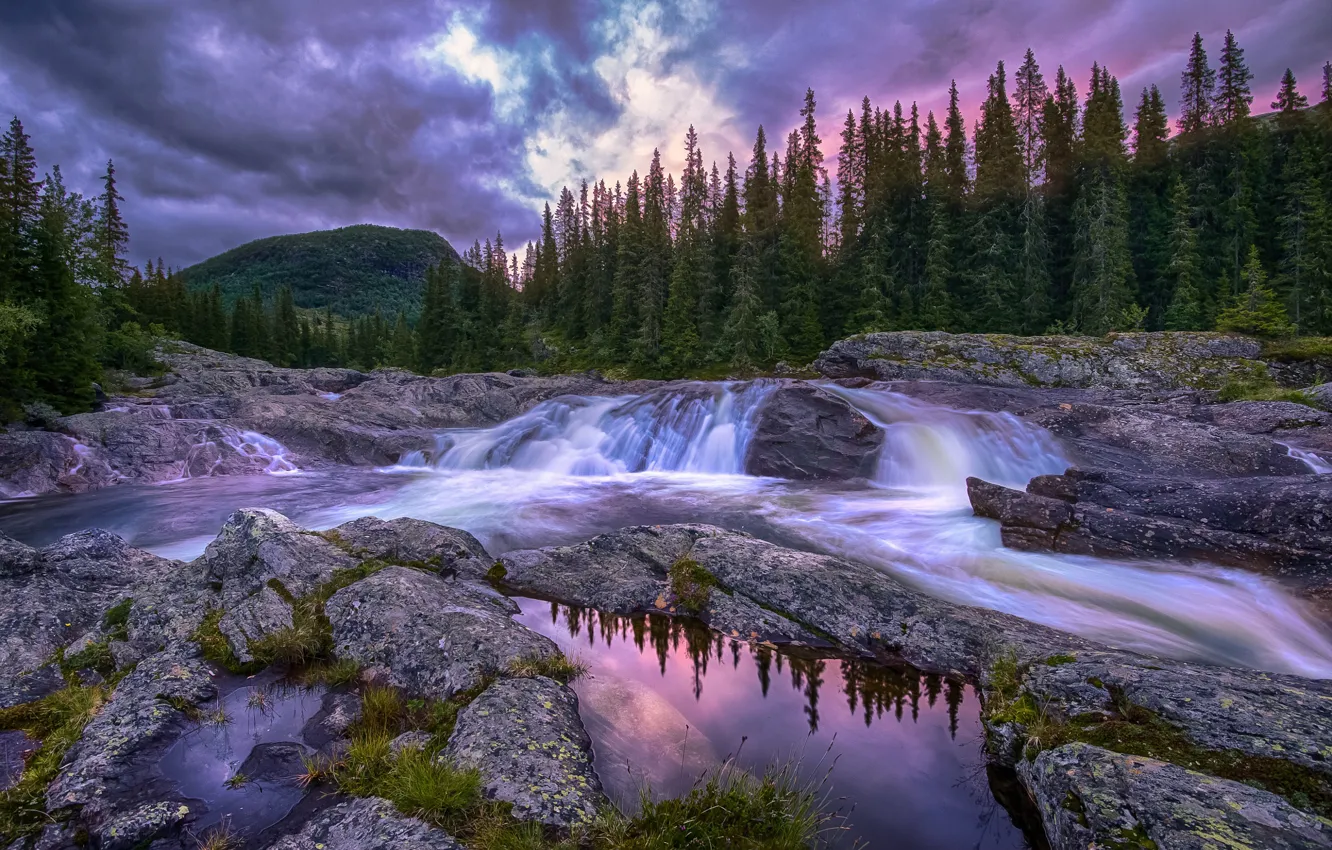 Фото обои лес, горы, отражение, камни, скалы, берег, водопад, ели