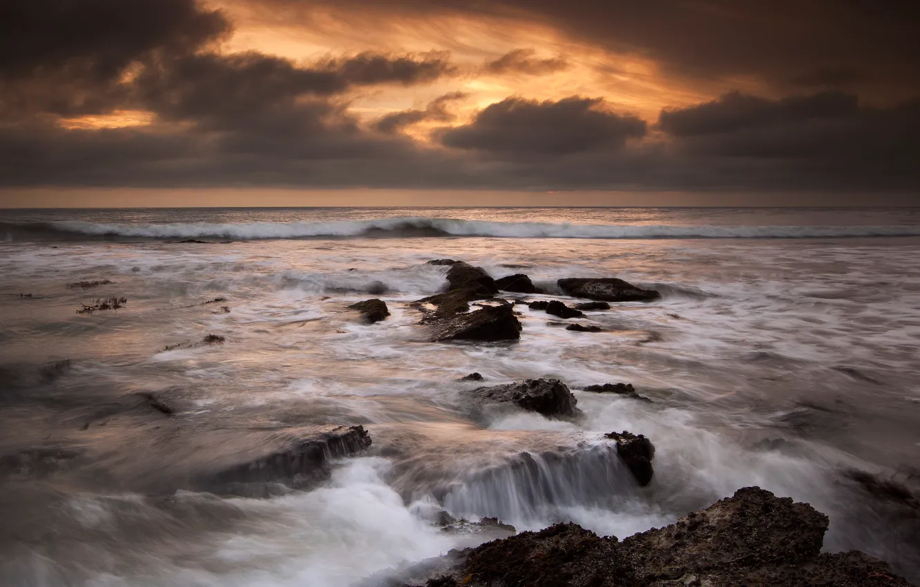 Фото обои небо, закат, тучи, камни, океан, берег, вечер, Калифорния