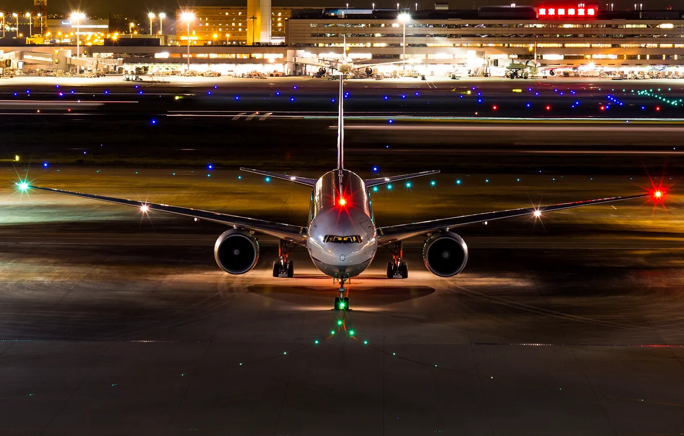 Фото обои ночь, огни, аэродром, Boeing 777-300ER