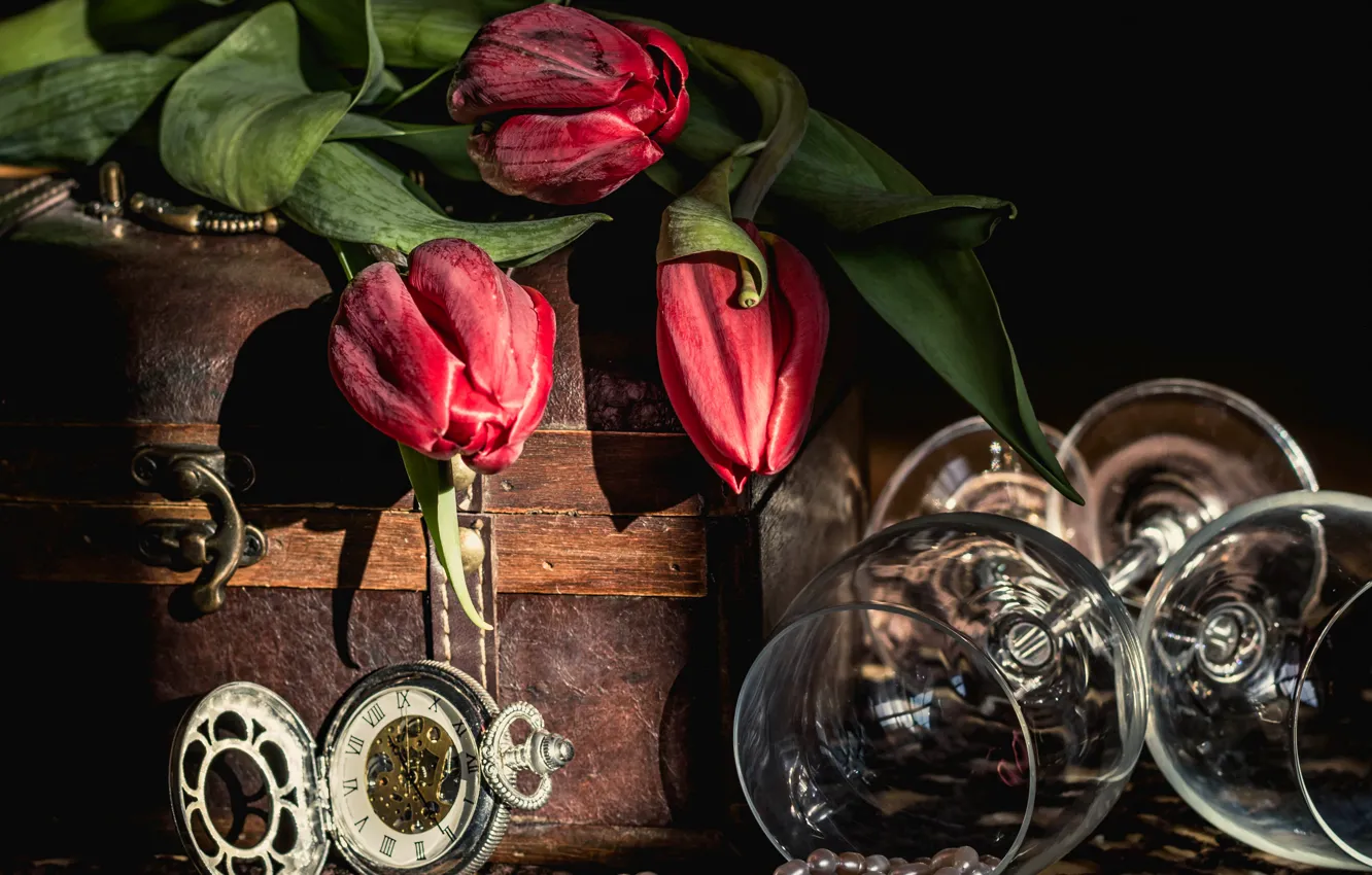 Фото обои цветы, стиль, часы, ожерелье, бокалы, тюльпаны, натюрморт, сундучок