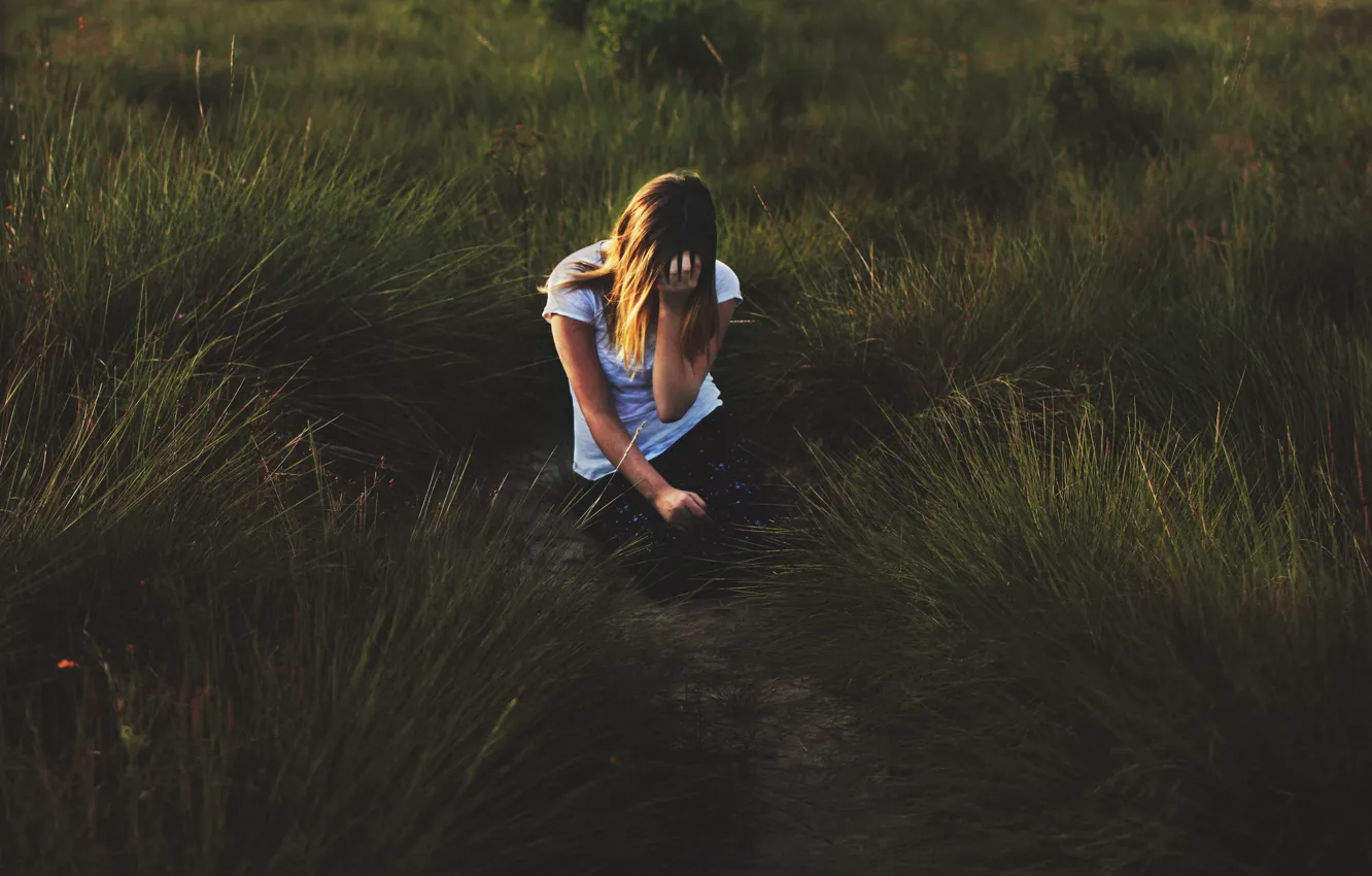 Фото обои трава, девушка, одиночество, солнечный свет