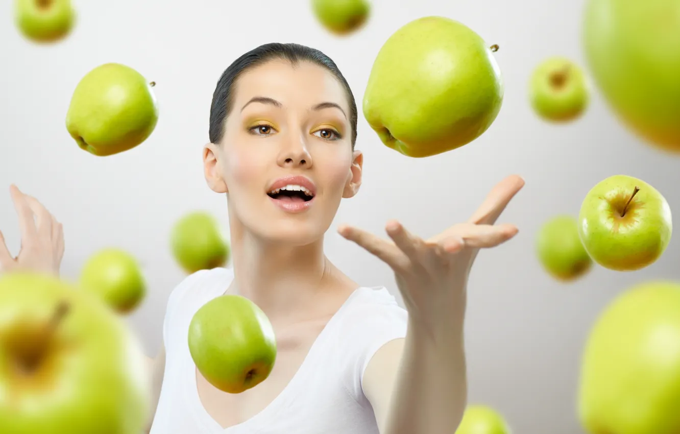 Фото обои взгляд, девушка, яблоки, шатенка, кареглазая
