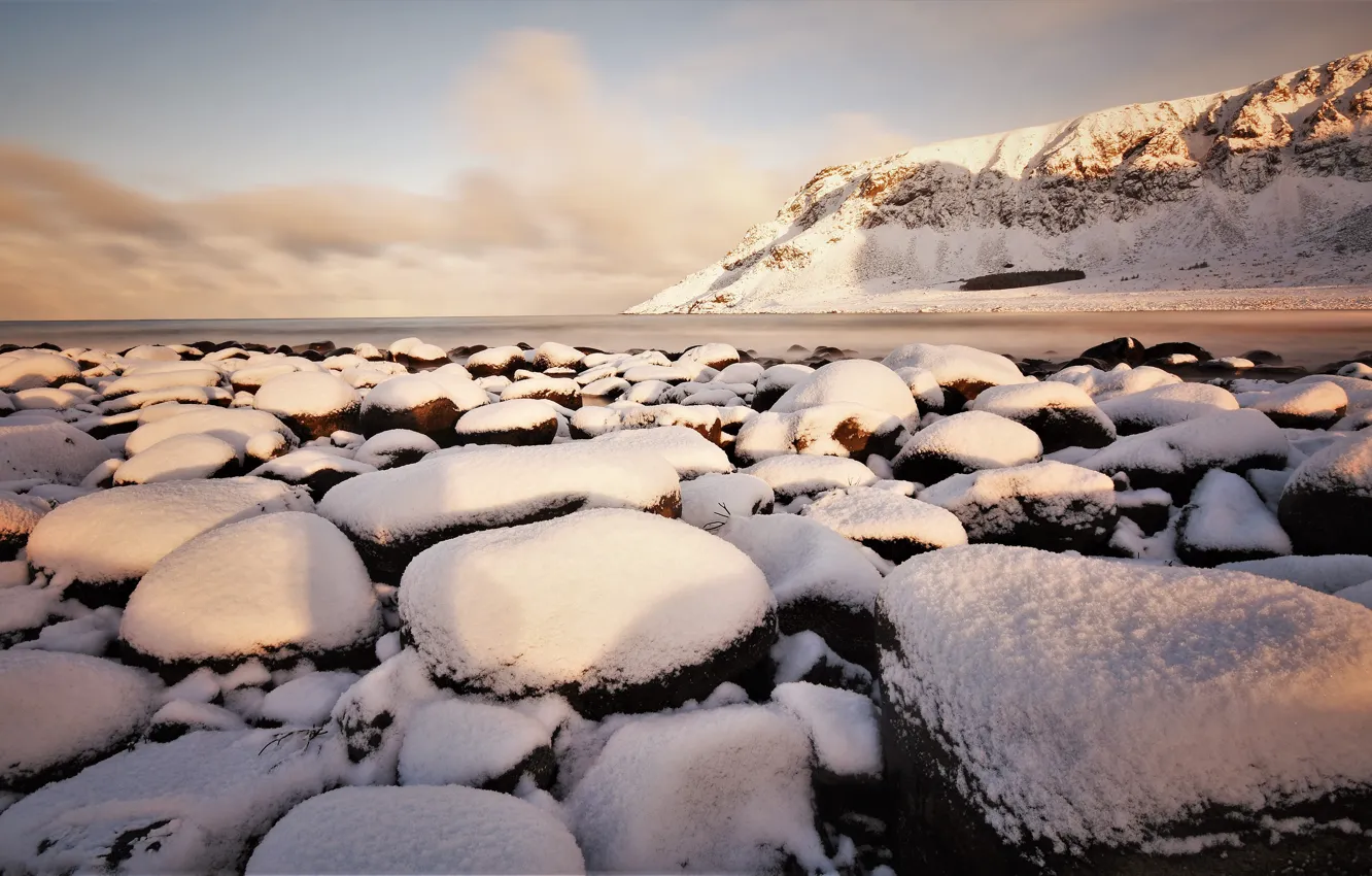 Фото обои зима, снег, горы, камни, берег, Норвегия, водоем