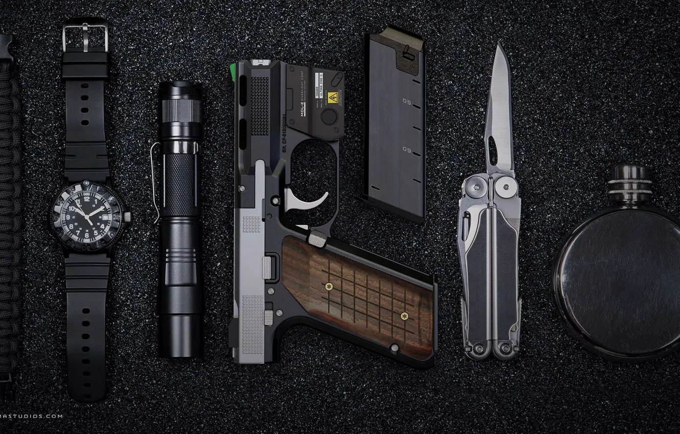 Фото обои пистолет, часы, фонарь, pistol, render, мультитул, watch, фляга