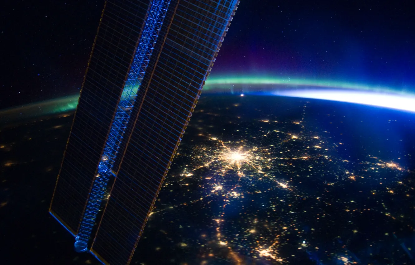 Фото обои огни, Земля, Москва, МКС, Плеяды, Полярное сияние