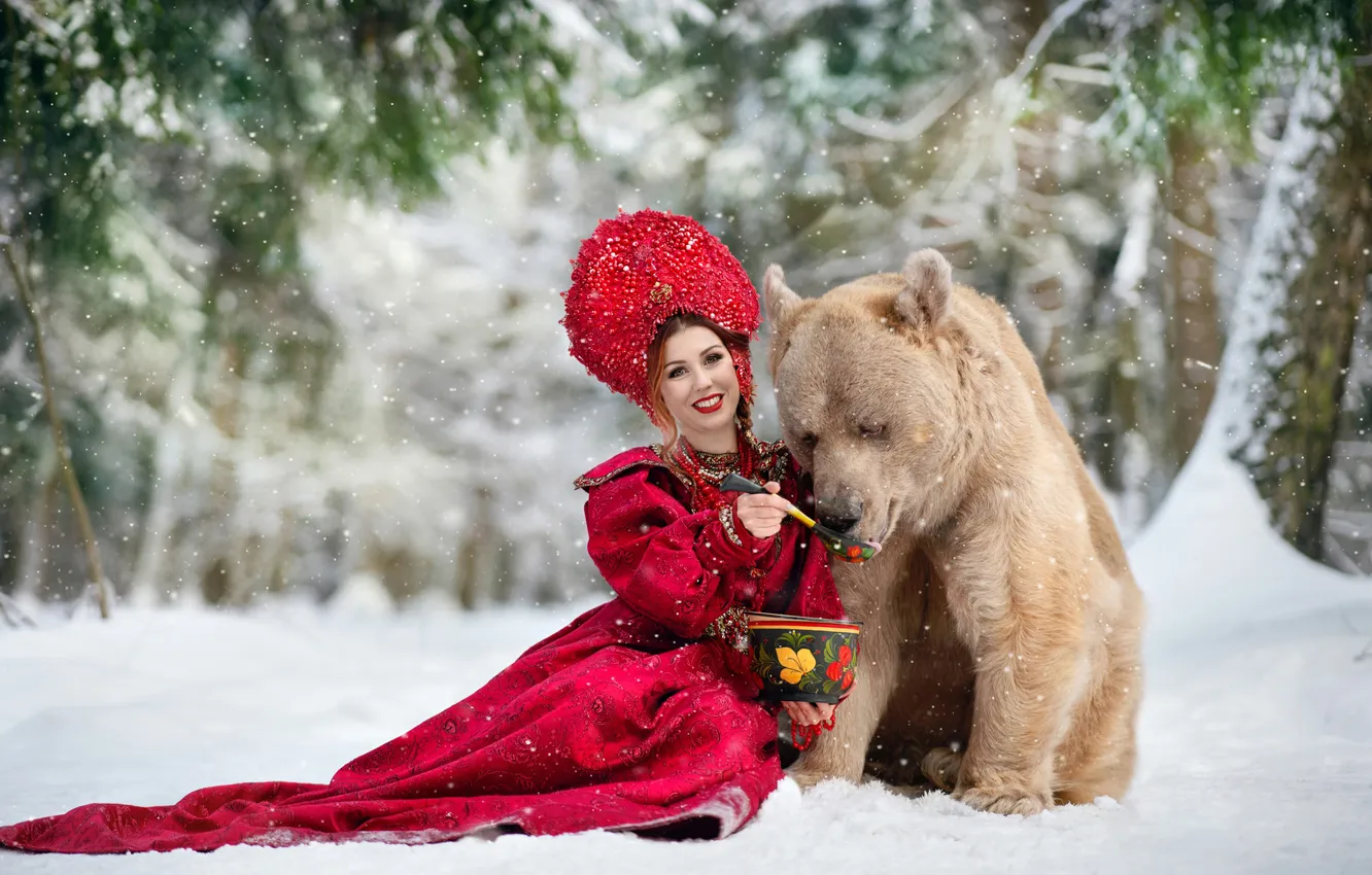 Фото обои зима, лес, взгляд, девушка, снег, природа, поза, медведь