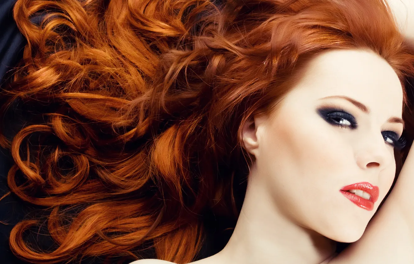 Фото обои взгляд, модель, макияж, кудри, рыжеволосая, волнистые волосы