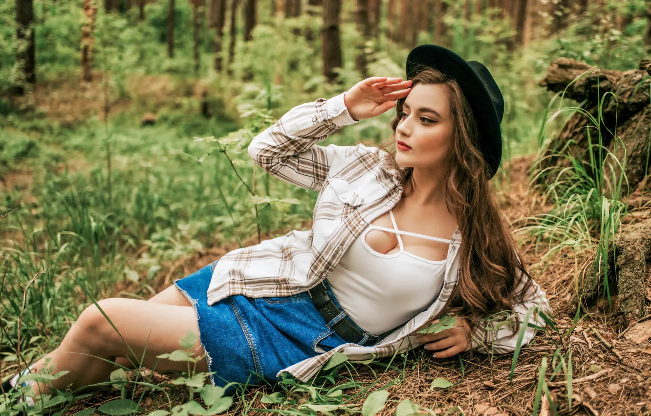 Фото обои лес, девушка, поза, рука, шляпа, длинные волосы