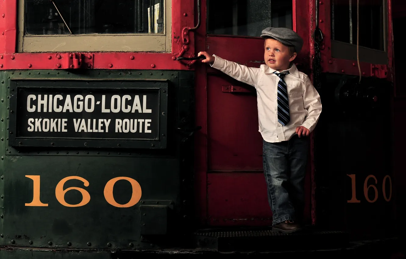 Фото обои мальчик, вагон, галстук, кепка, ребёнок, джентльмен