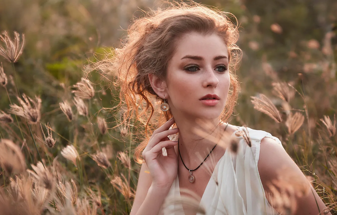 Фото обои трава, взгляд, девушка, лицо, поза, рука, портрет, Monika