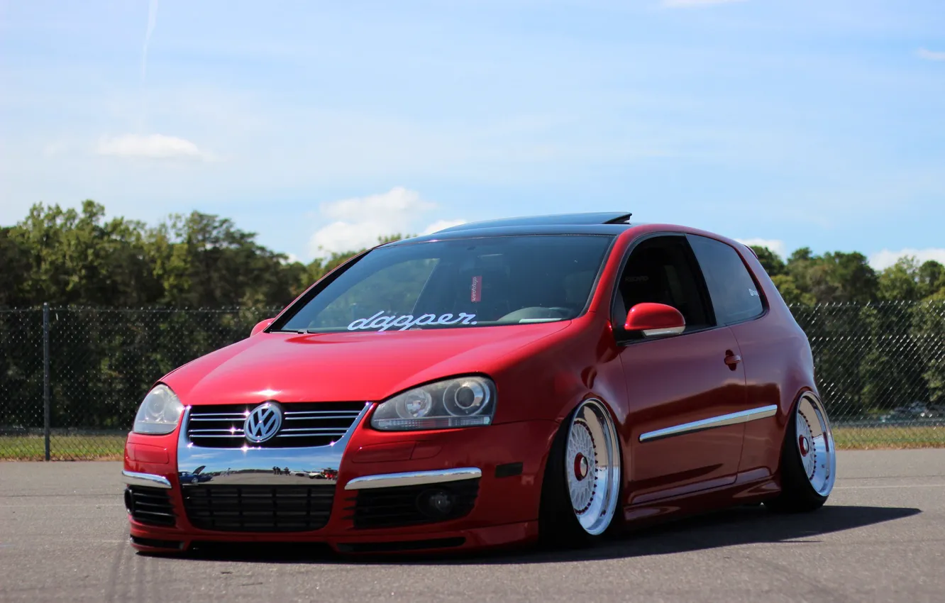 Фото обои volkswagen, red, wheels, golf, tuning, front, face, germany