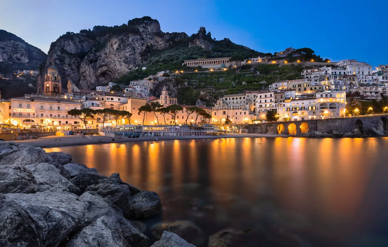 Фото обои горы, город, скалы, здания, дома, вечер, освещение, Италия