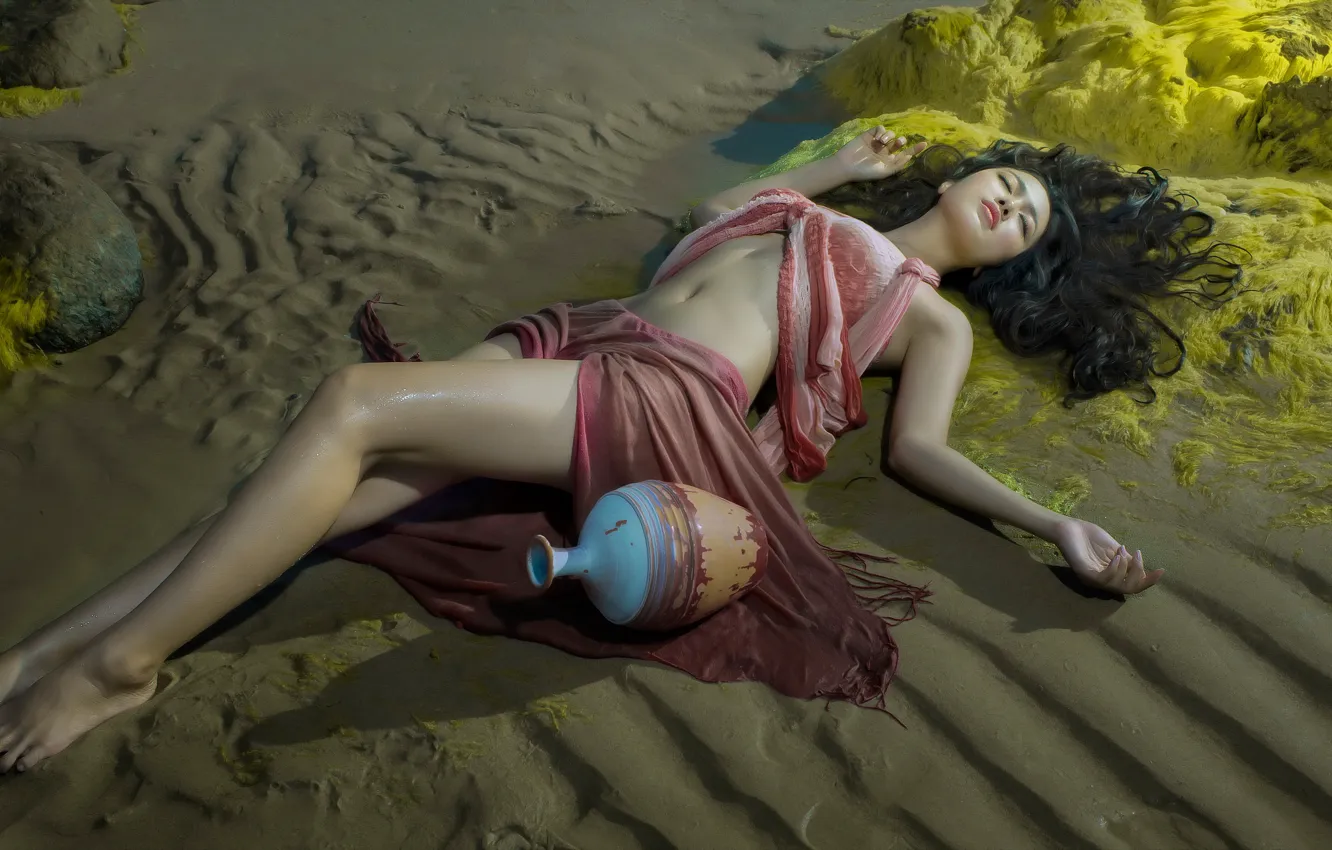 Фото обои песок, девушка, поза, отдых, ноги, кувшин, азиатка