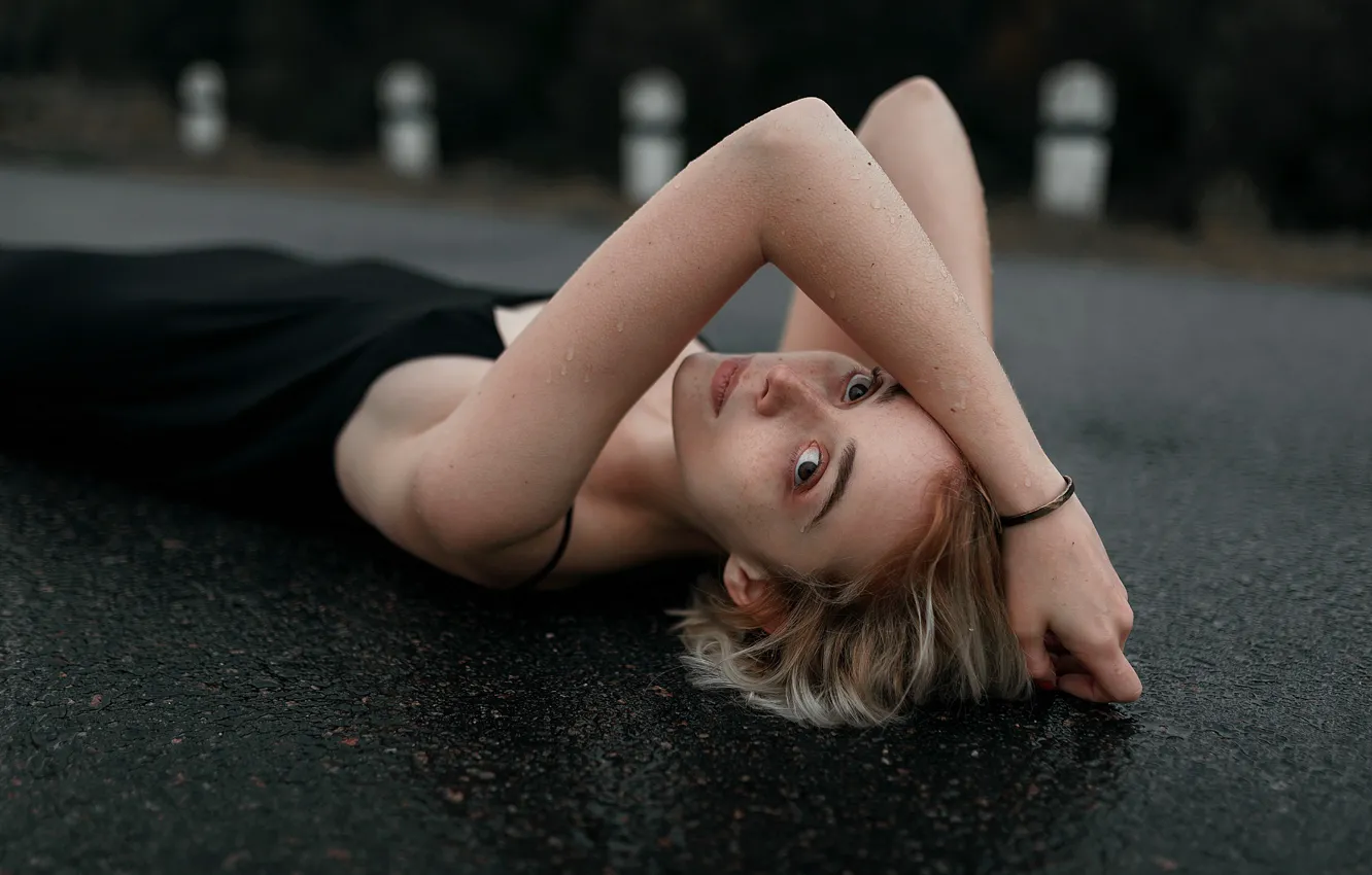 Фото обои асфальт, девушка, капли, дождь, Ульяна Найденкова