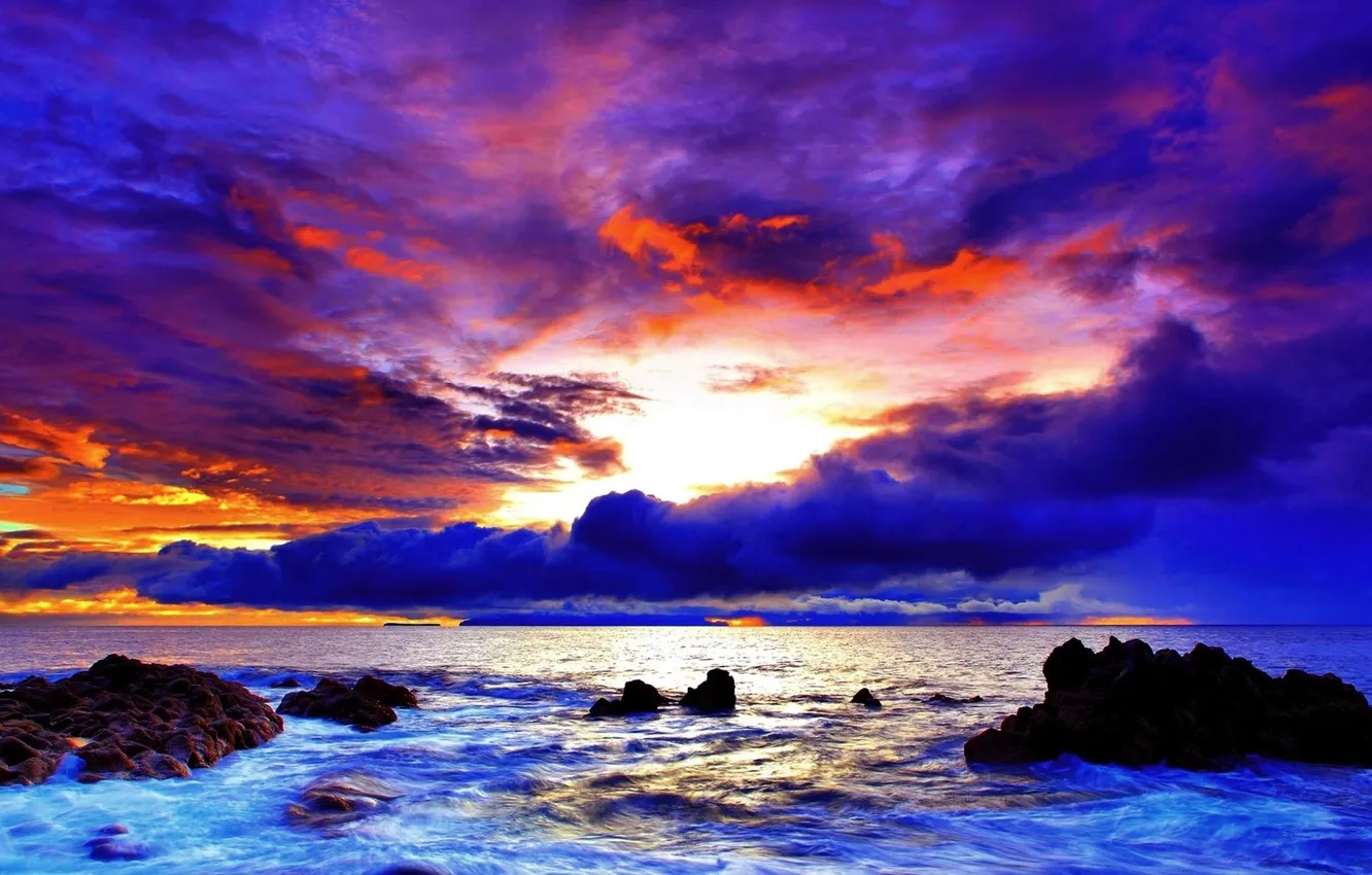Фото обои море, небо, облака, закат, тучи, камни, скалы, берег
