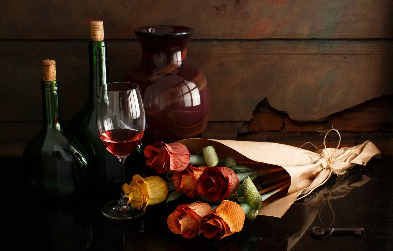 Фото обои стиль, вино, бокал, розы, букет, ваза, бутылки, натюрморт