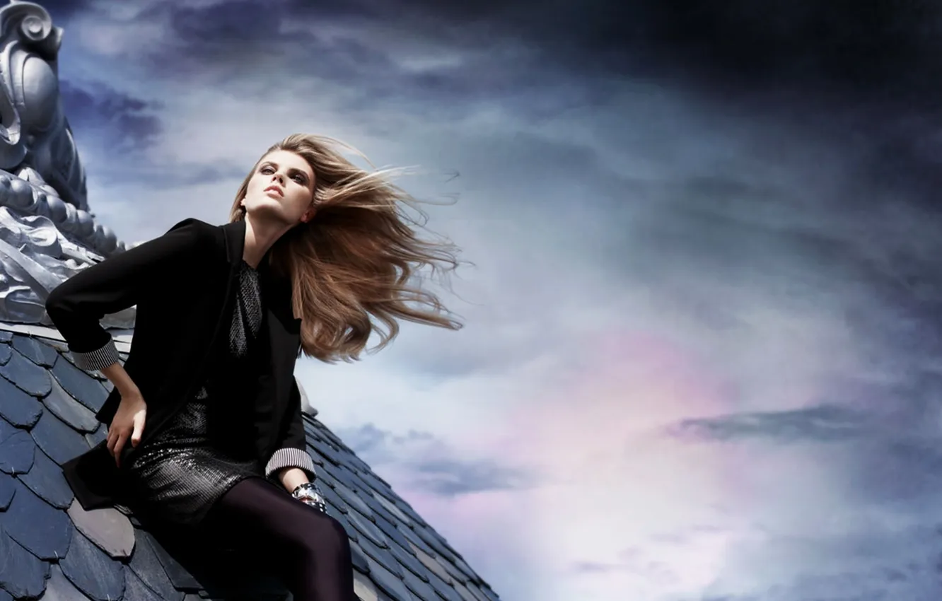 Фото обои крыша, небо, ветер, чёрный, модель, волосы, model, черепица