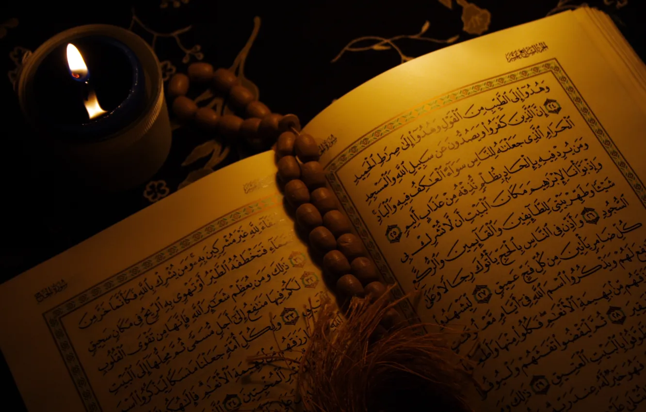 Фото обои свеча, книга, религия, Ислам, Коран, Арабская вязь