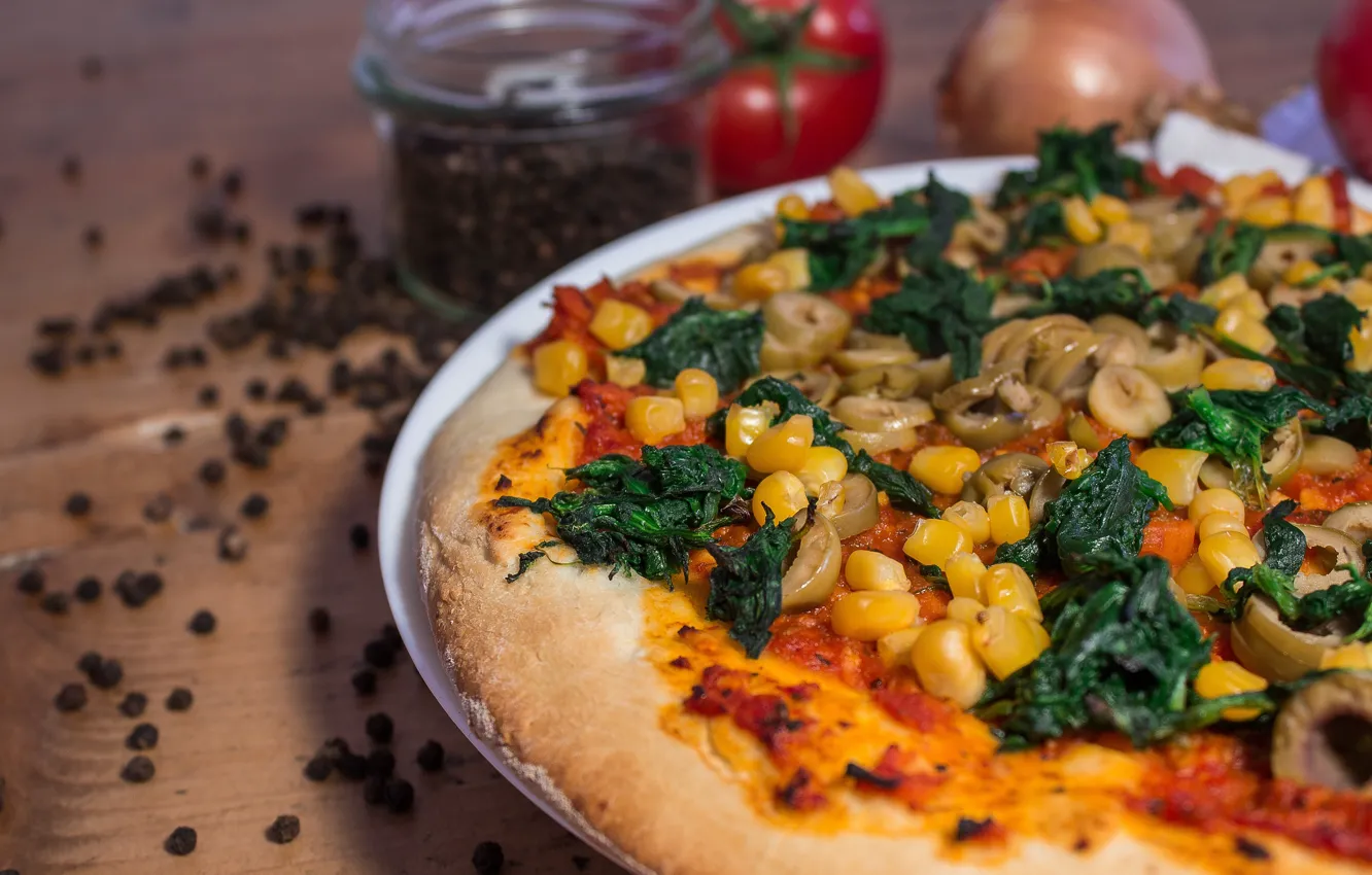 Фото обои зелень, стол, кукуруза, сыр, перец, овощи, пицца, оливки