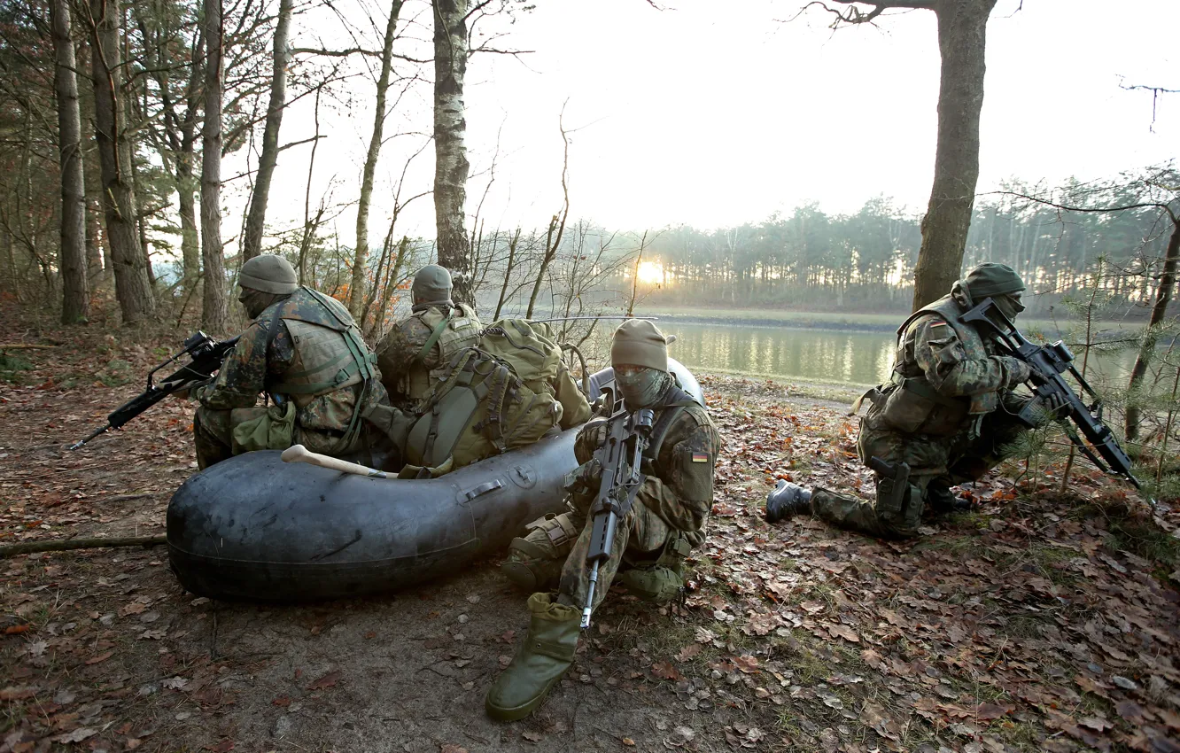 Фото обои природа, оружие, армия, солдаты, надувная лодка