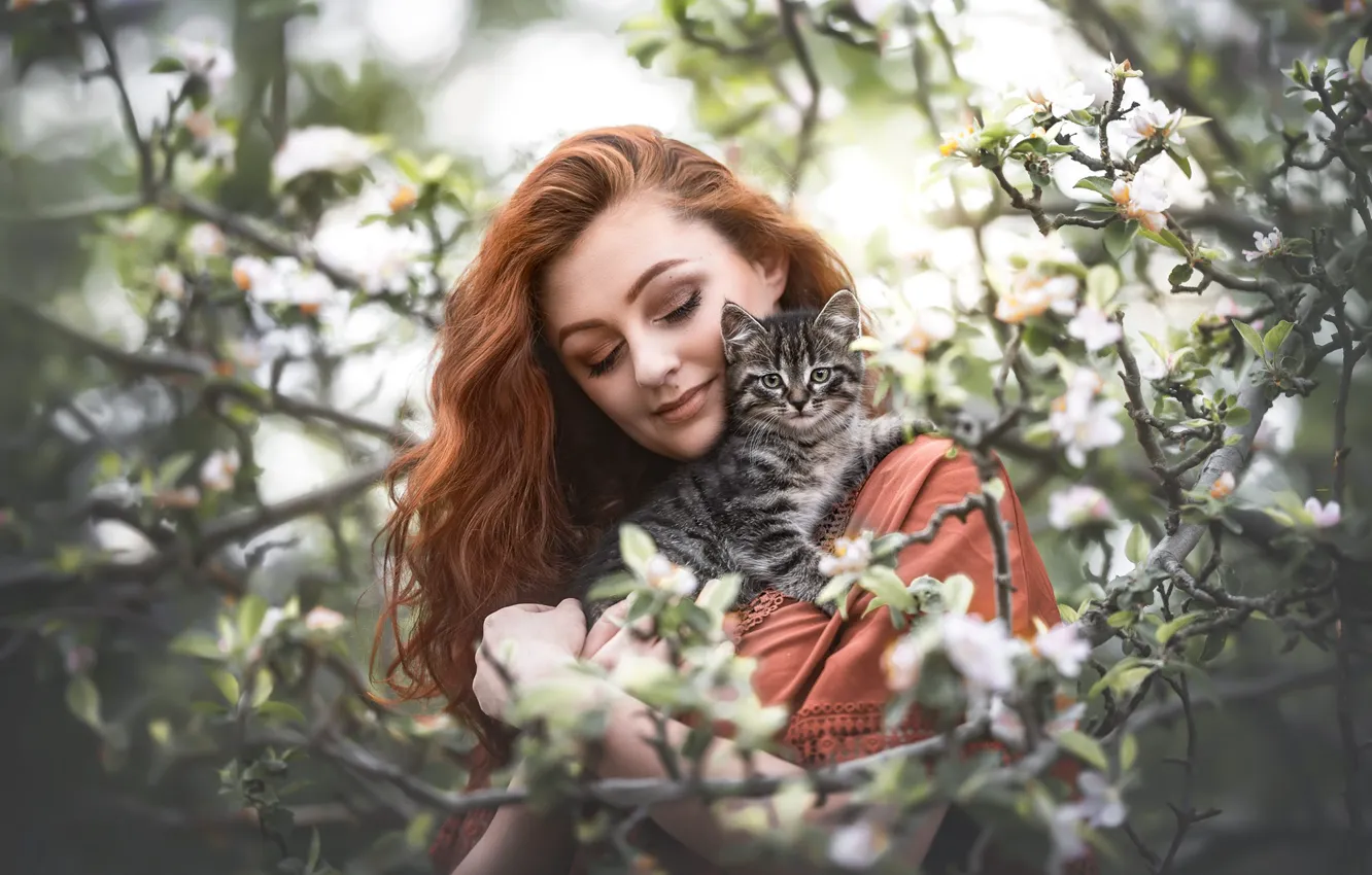 Фото обои девушка, поза, сад, рыжая, котёнок, цветение, Natalie Grobe