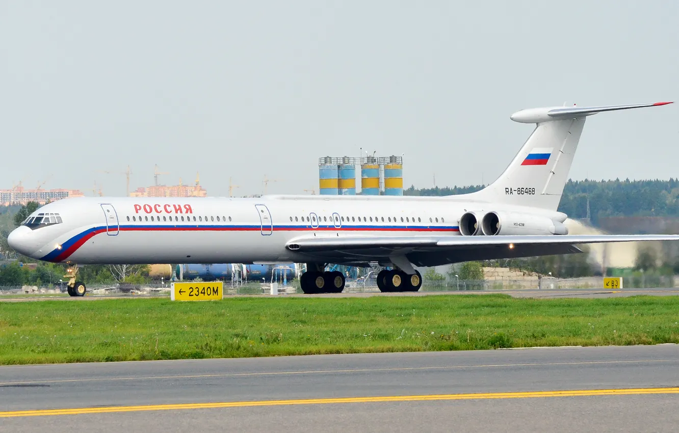 Фото обои аэропорт, Россия, самолёт, ОКБ, Ильюшин, ВПП, Ил-62, Авиакомпания