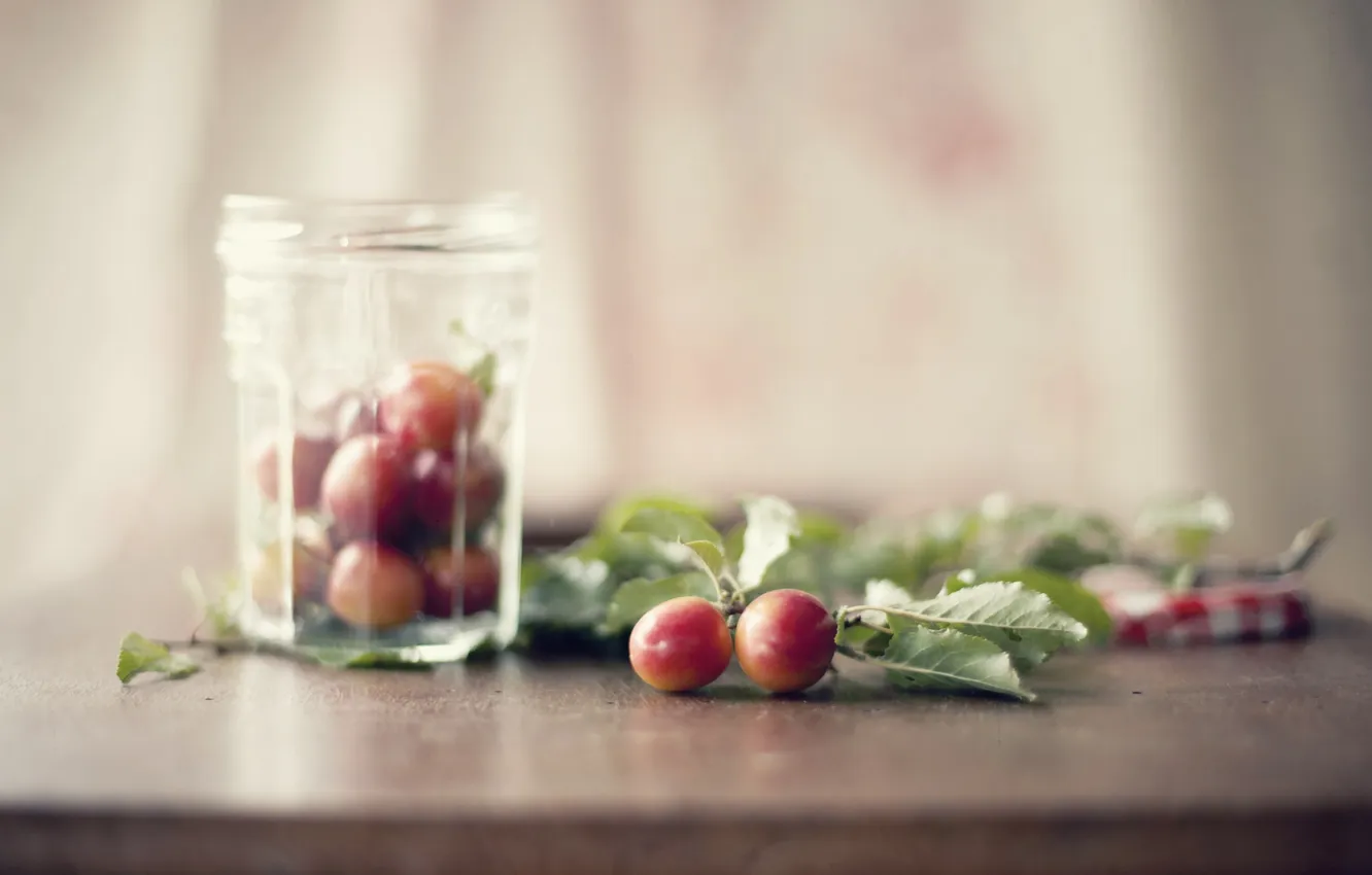 Фото обои glass, bokeh, cherry plum fruits